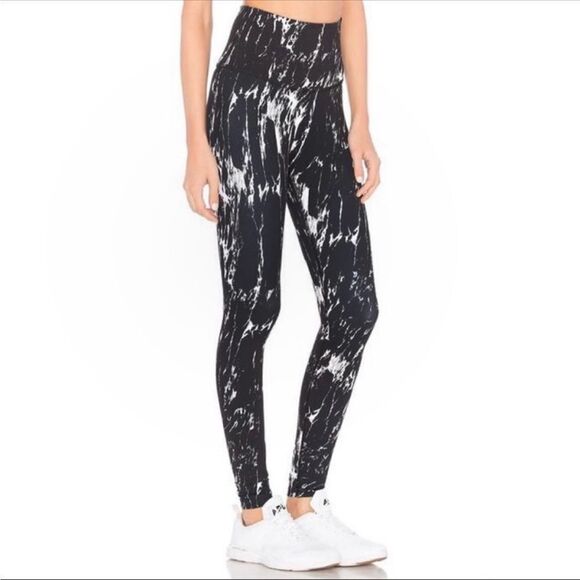 Beyond Yoga Pants - Beyond Yoga Olympus Midi Leggings Black Marble Size L